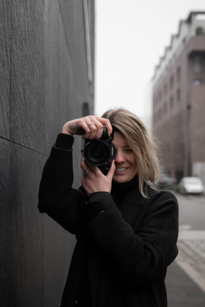 Photographe réalisant un auto-portrait dans une rue
