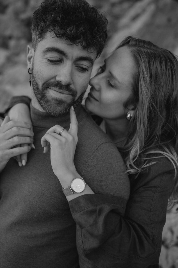 Portrait en noir et blanc d'un couple complice.