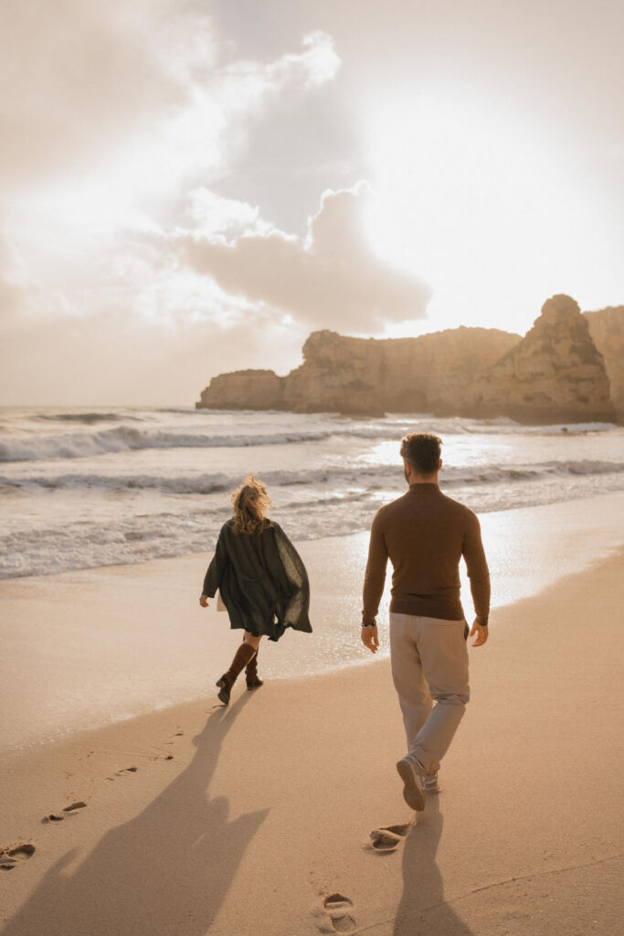 Promenade sur la plage en fin de journée