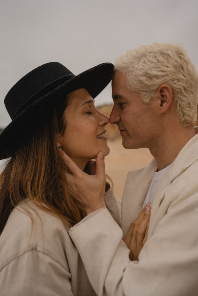 Deux personnes se regardant tendrement sur une plage