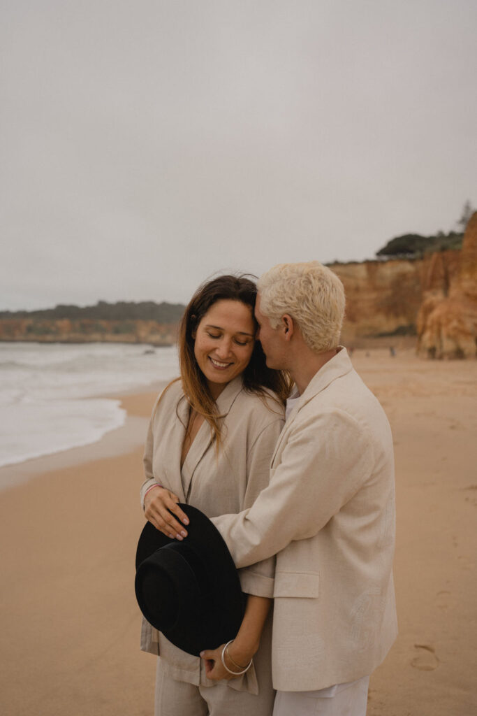 Couple enlacé sur une plage lors d'une séance photo