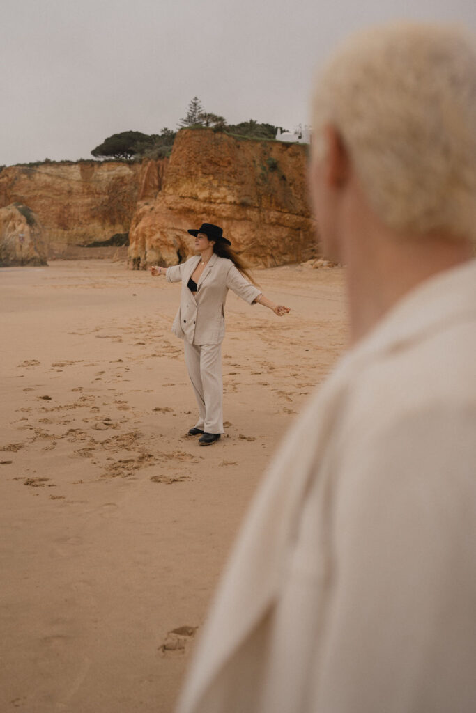 Personne marchant sur une plage au coucher du soleil observée par son partenaire