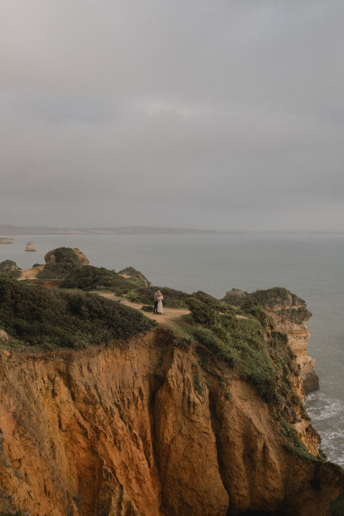 Vue des falaises et de l'océan au lever du soleil