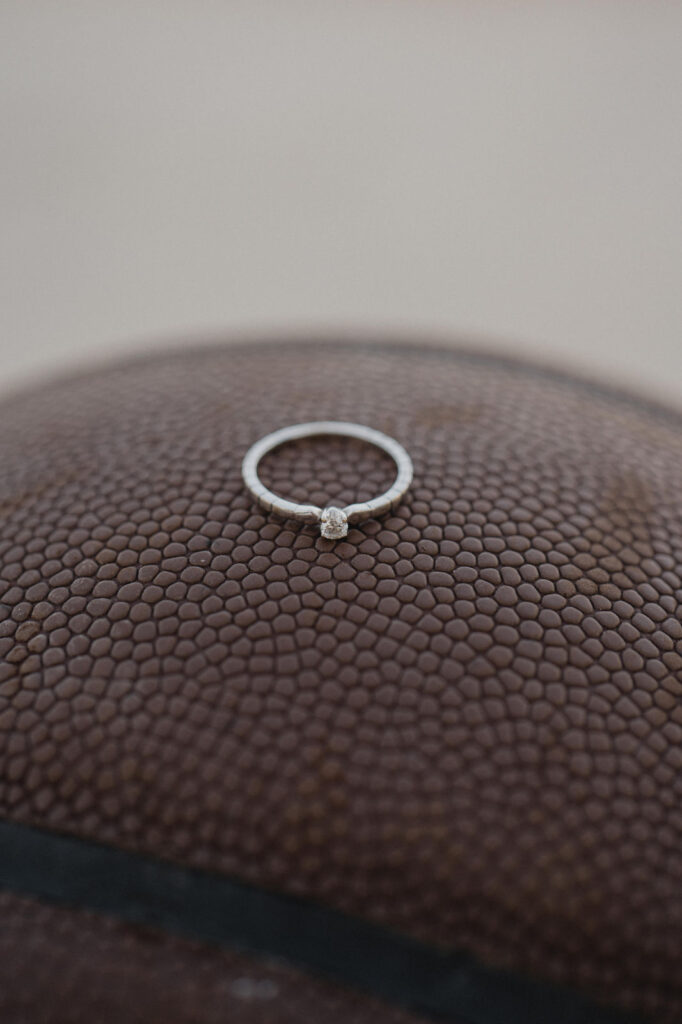 Bague de fiançailles posée sur un ballon de basket