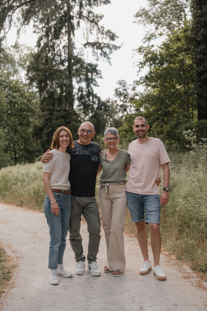 Portrait de famille intergénérationnel réalisé par une photographe famille