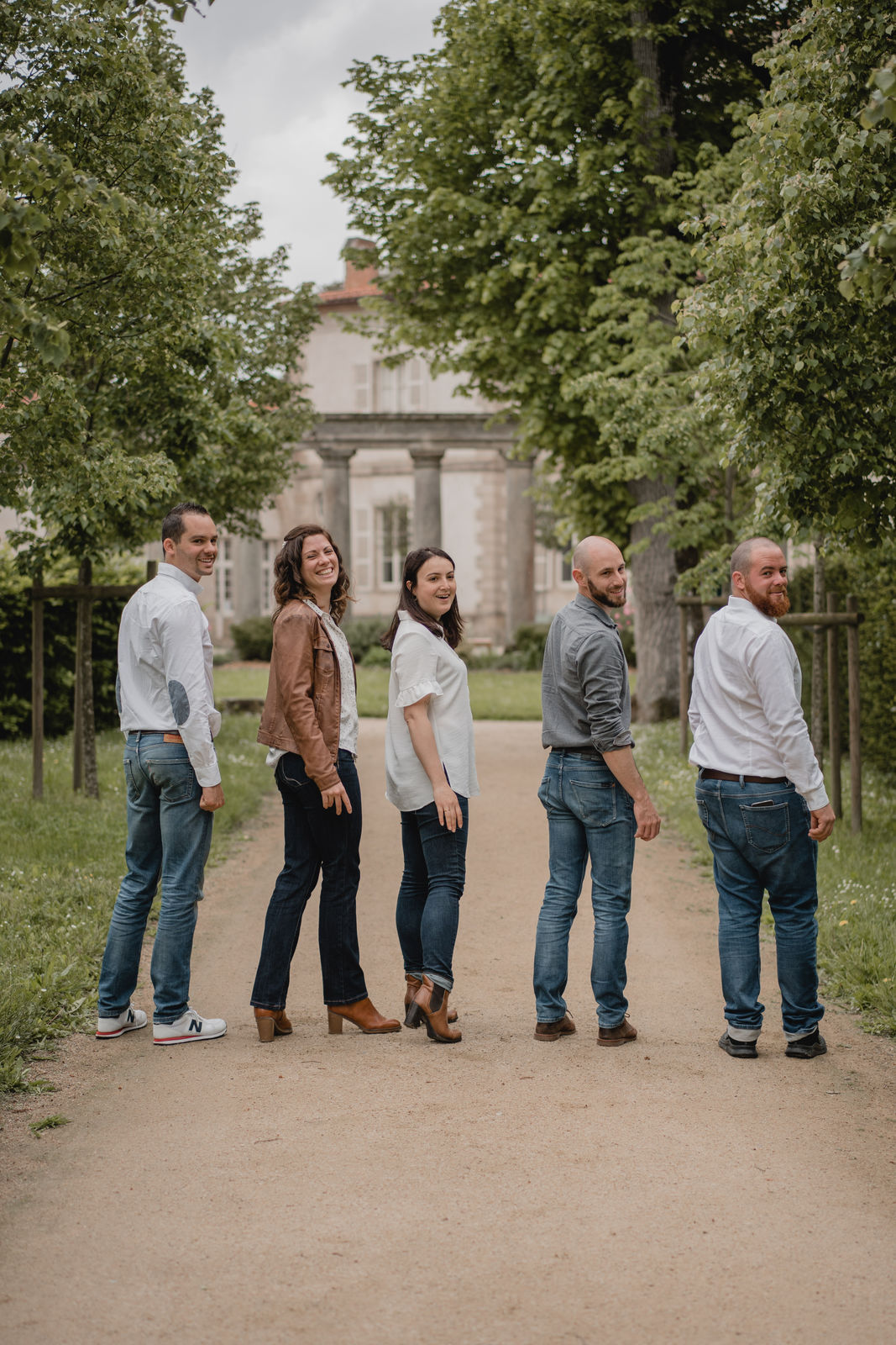 Adultes frères et soeurs, beaux-frères et belles-soeurs réunies lors d'une séance photo en famille