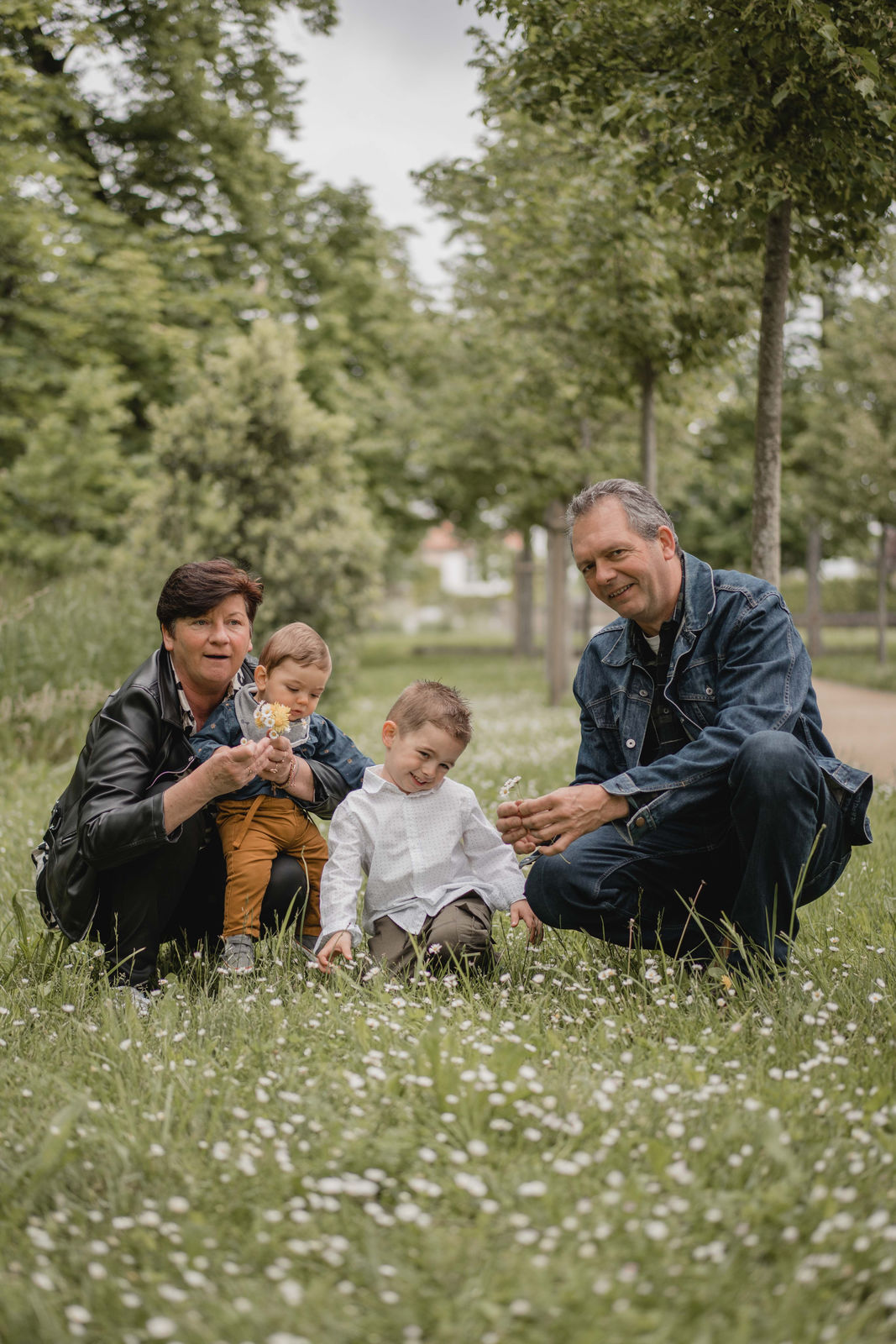 Grands-parents jouant avec leurs petits-enfants dans un parc