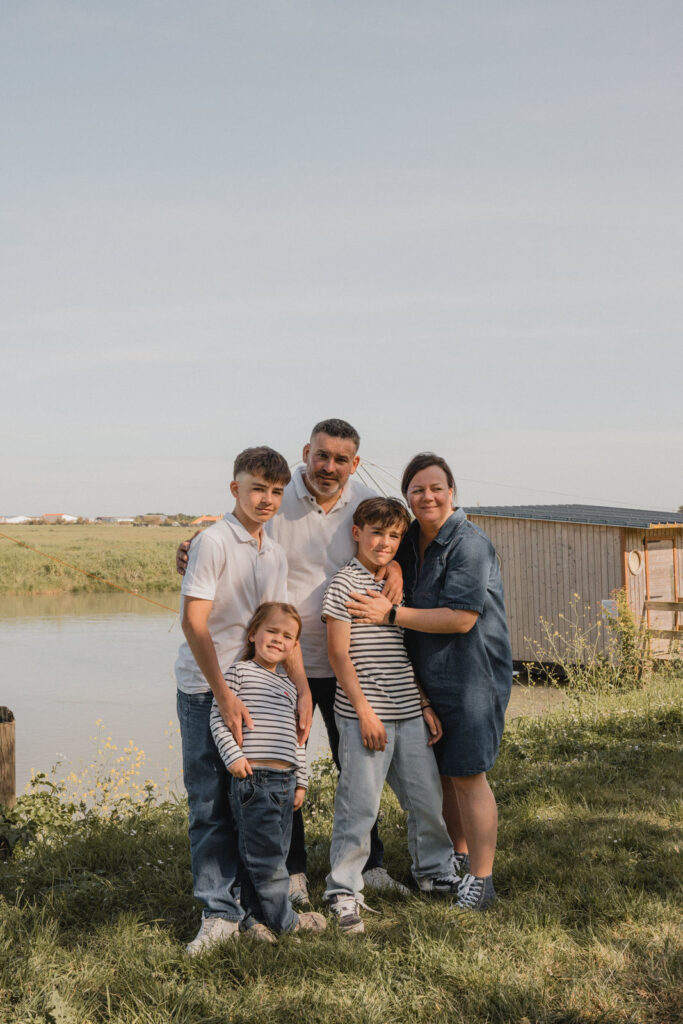 Famille réunie devant des marais près de l'île de Noirmoutier pendant une séance photo intergénérationnelle