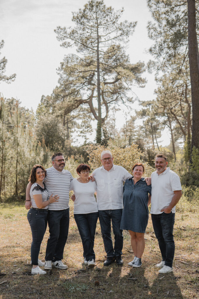 Portrait d'une grande famille réunie pour une séance photo en extérieur à Nantes
