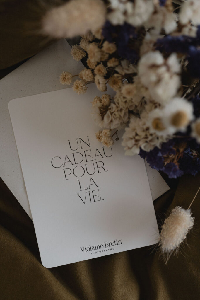 Carte cadeau pour offrir une séance photo nouveau-né par la photographe Violaine Bretin à Nantes.