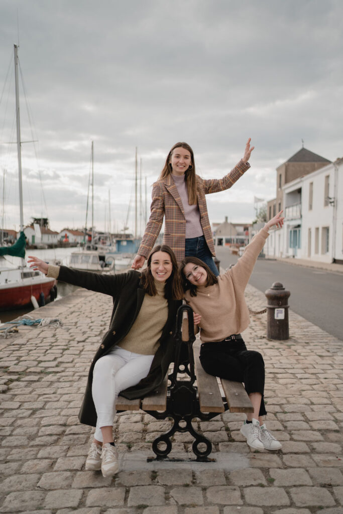 Trois soeurs riant ensemble lors d'une séance photo à Noirmoutier
