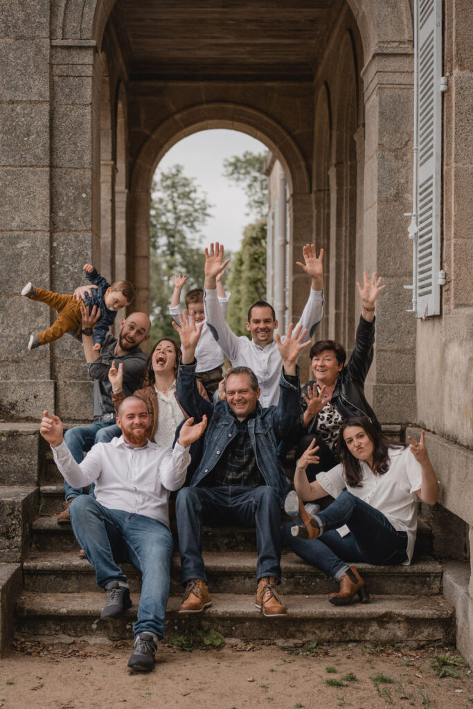 Grande famille réunie devant un domaine après une séance photo