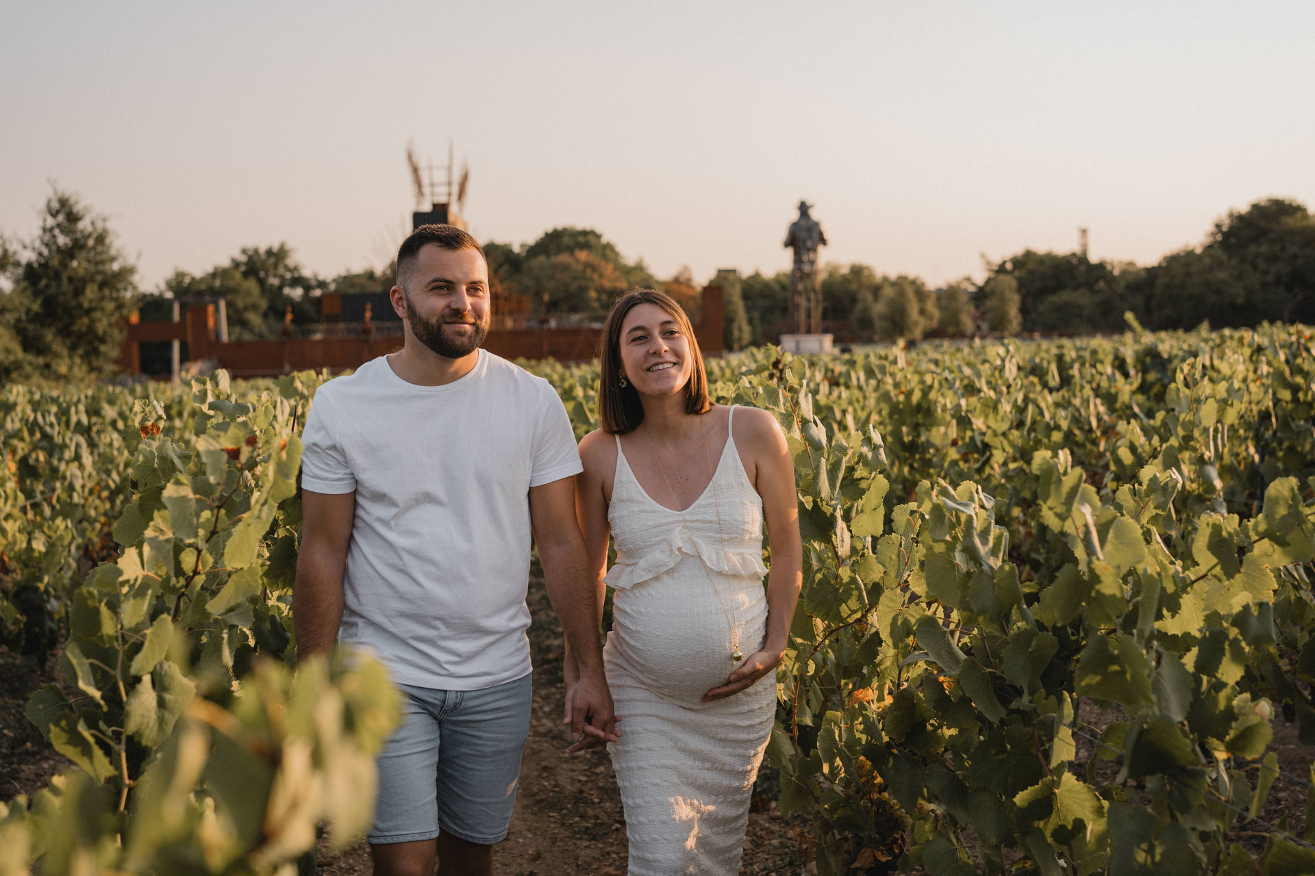 Promenade au milieu des vignes pendant une séance photo grossesse