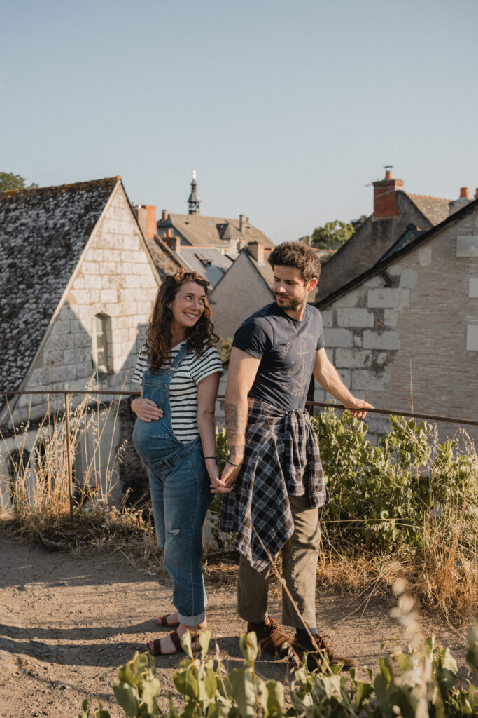 Balade d'un couple attendant un enfant dans les rues d'un village