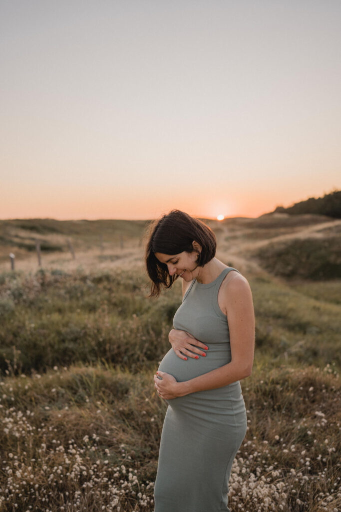 Femme enceinte photographiée au coucher du soleil