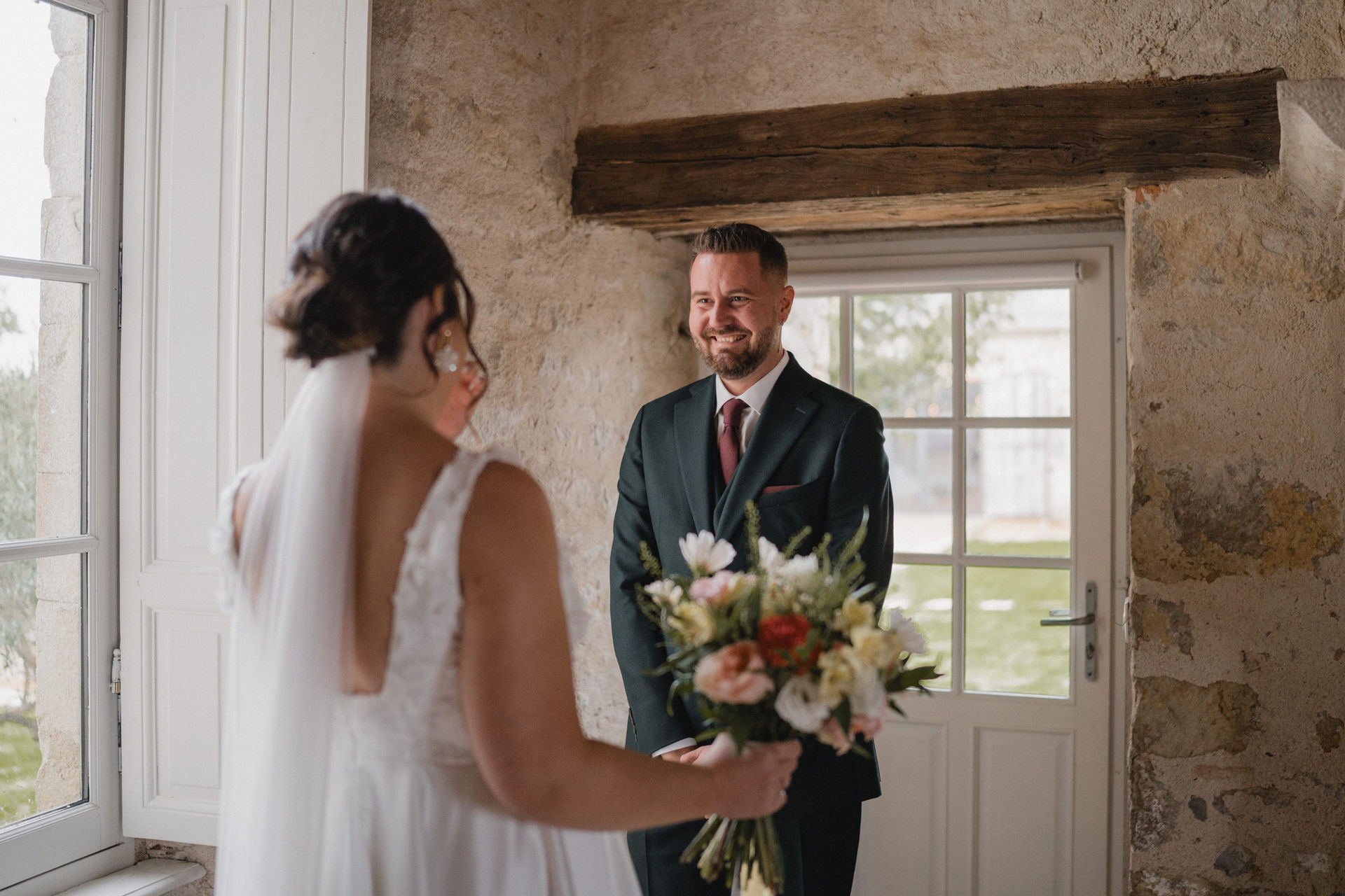 Le marié ému découvre la mariée lors de leur first look.
