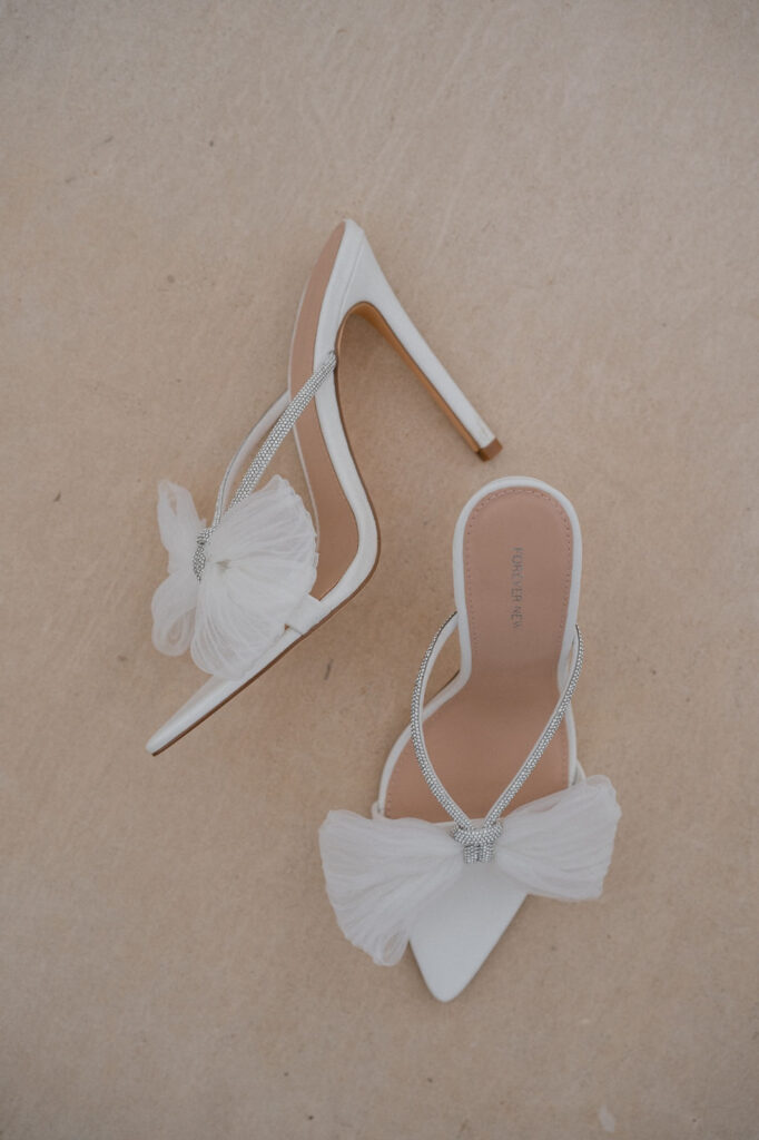 Les chaussures de la mariée photographiées avant les préparatifs.