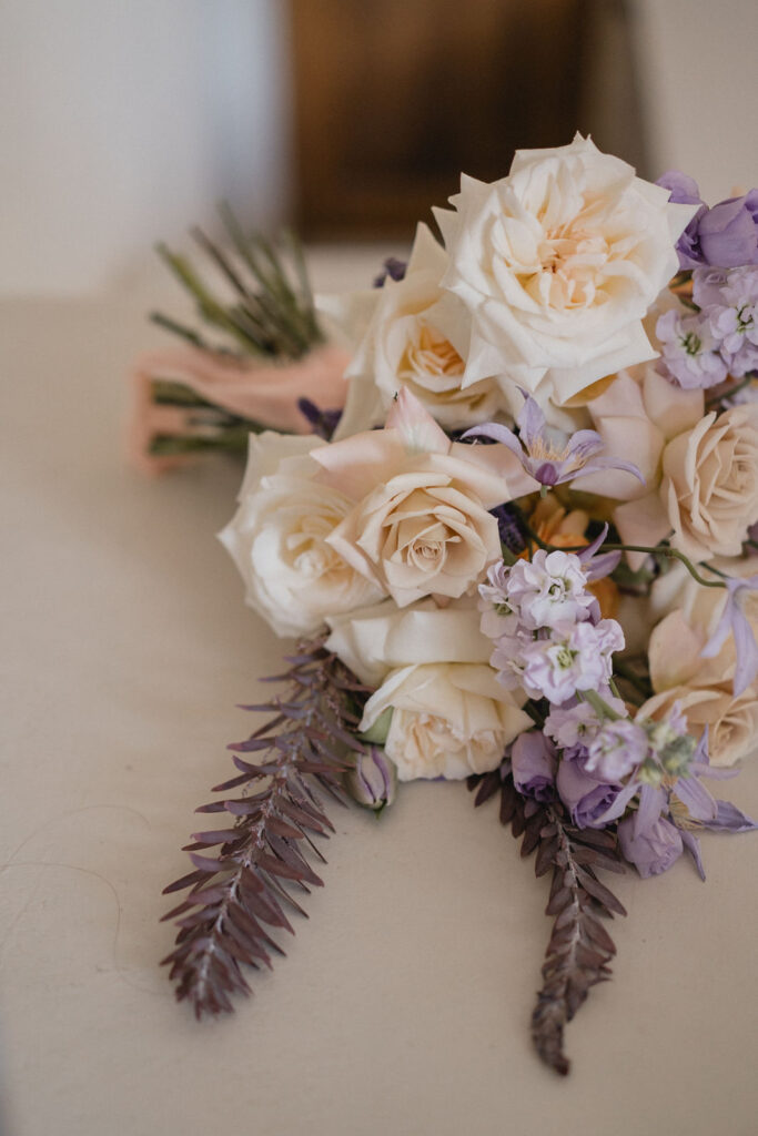 Bouquet de mariée composé de fleurs blanches, lilas et violettes.