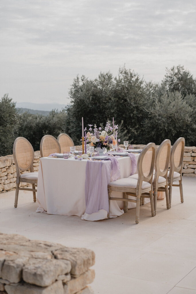 Table de réception dressée au bord d'une piscine.