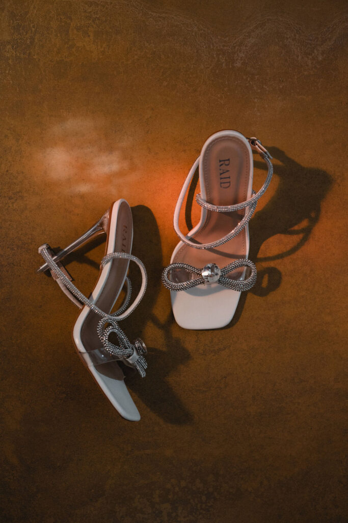 Les chaussures de la mariée photographiées à plat.