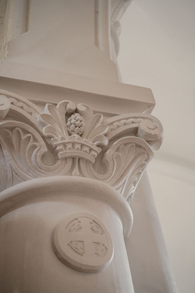 Détail d'une colonne sculptée dans une chapelle désacralisée.