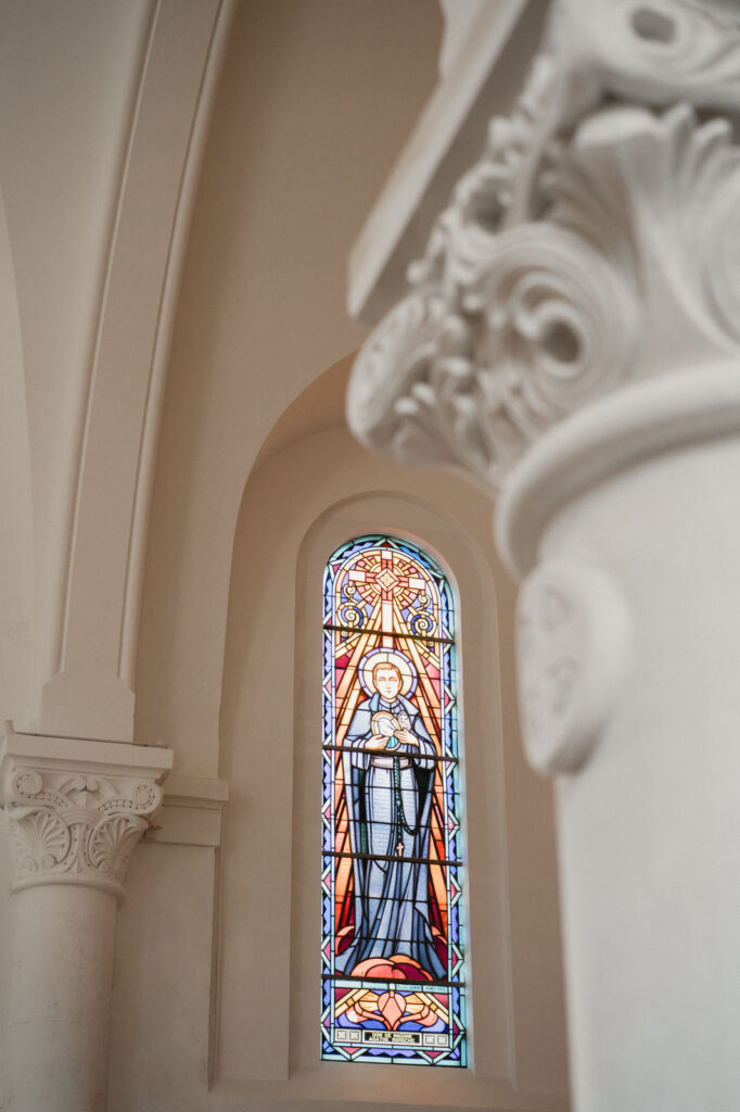 Vitrail coloré photographié dans une chapelle désacralisée.