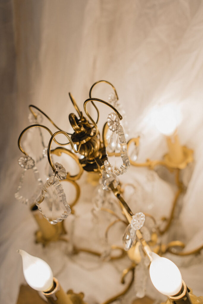 Détail d'un vieux lustre de la décoration du lieu de réception du mariage.