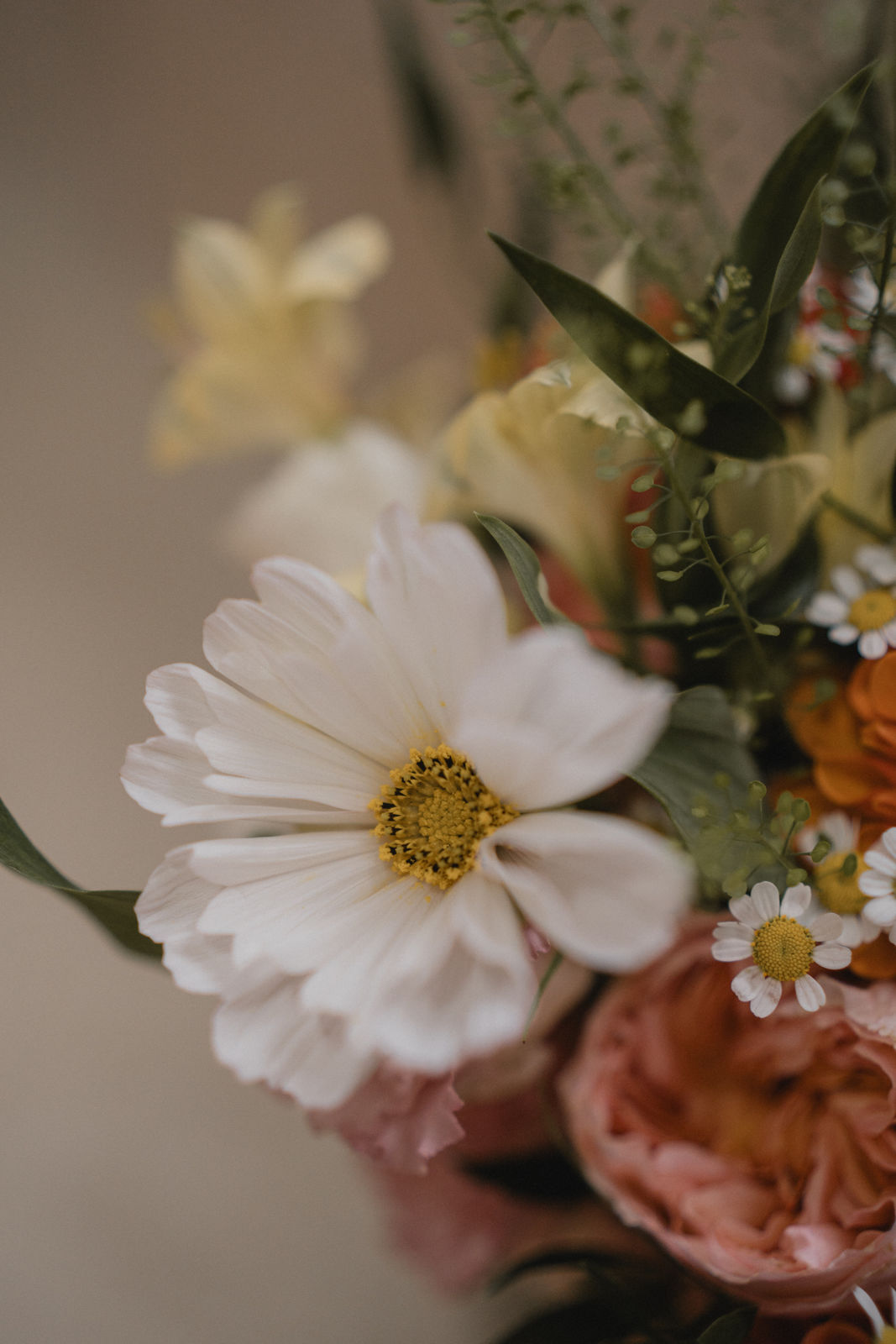 Bouquet de mariée aux tons pastel en gros plan