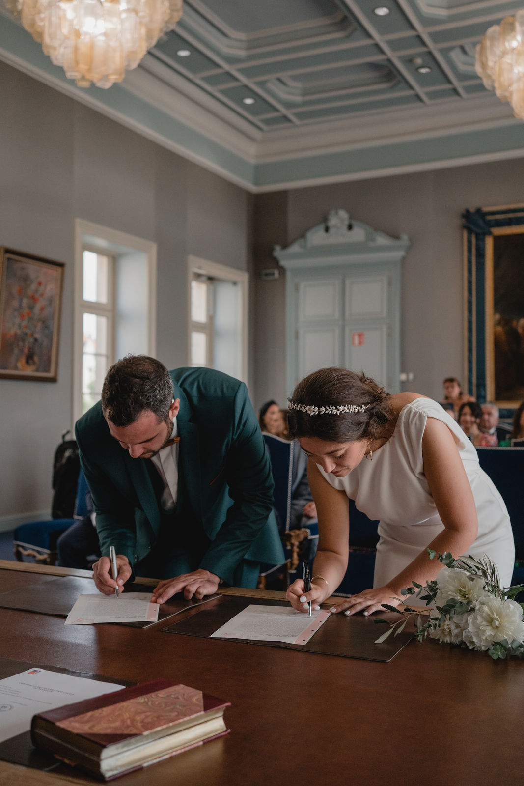 Signature des registres pendant la cérémonie civile