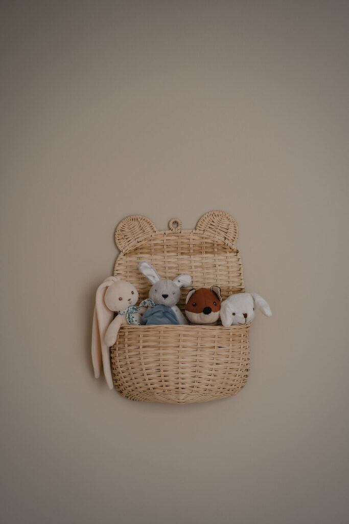 Décoration de chambre de bébé photographiée lors d'une séance photo naissance à domicile.