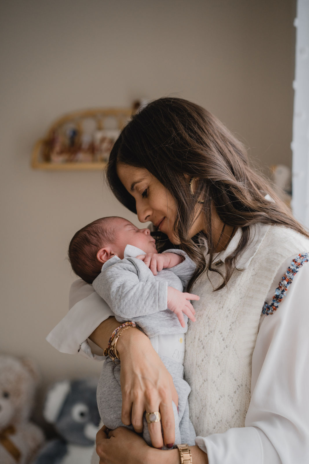 Maman serrant tendrement son nouveau-né contre elle