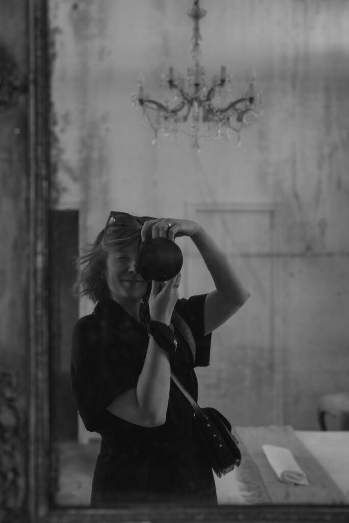 Violaine Bretin se photographiant dans un miroir avec son appareil photo
