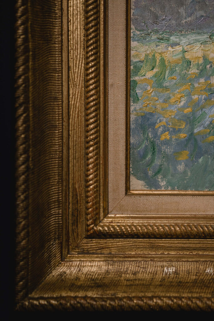 Gros plan sur un cadre ancien et un tableau de musée