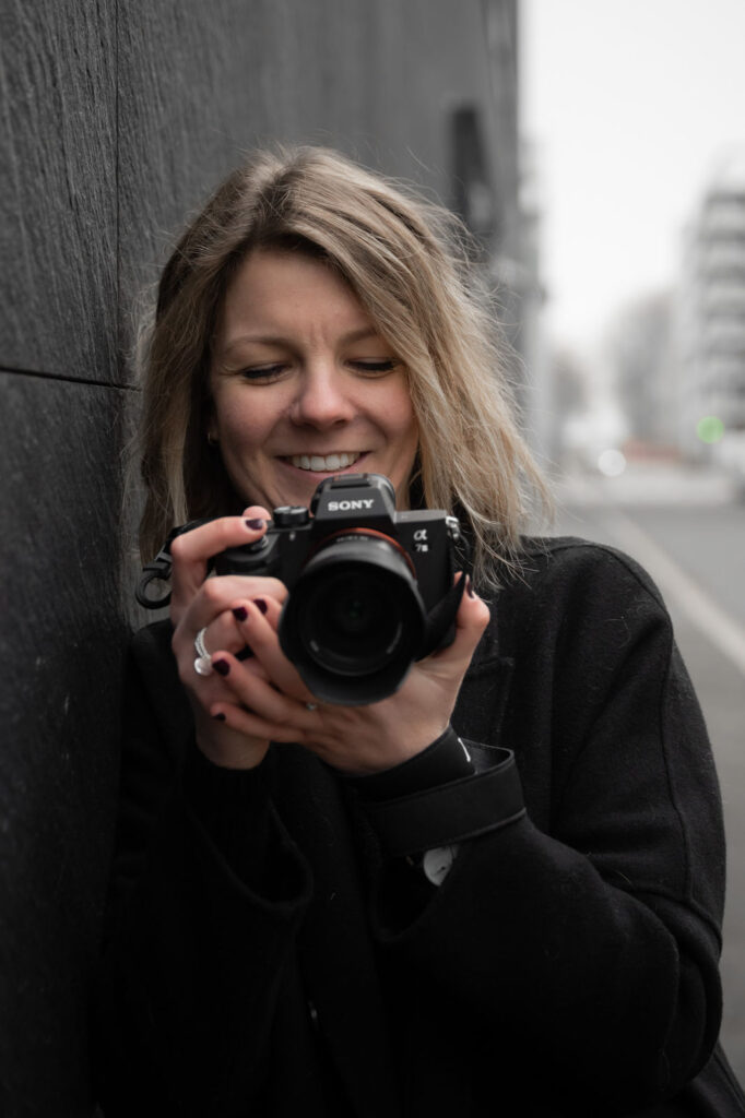 Violaine Bretin souriant derrière son appareil photo