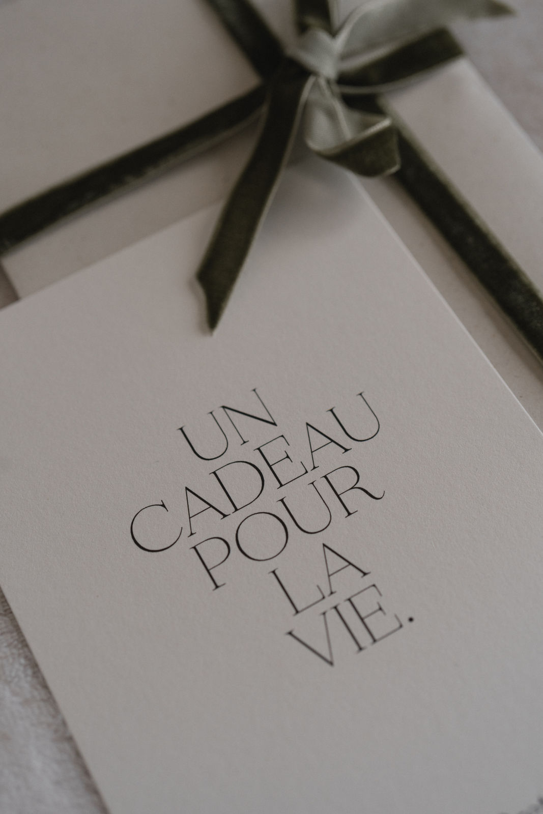 Carte cadeau et coffret cadeau noué d'un ruban