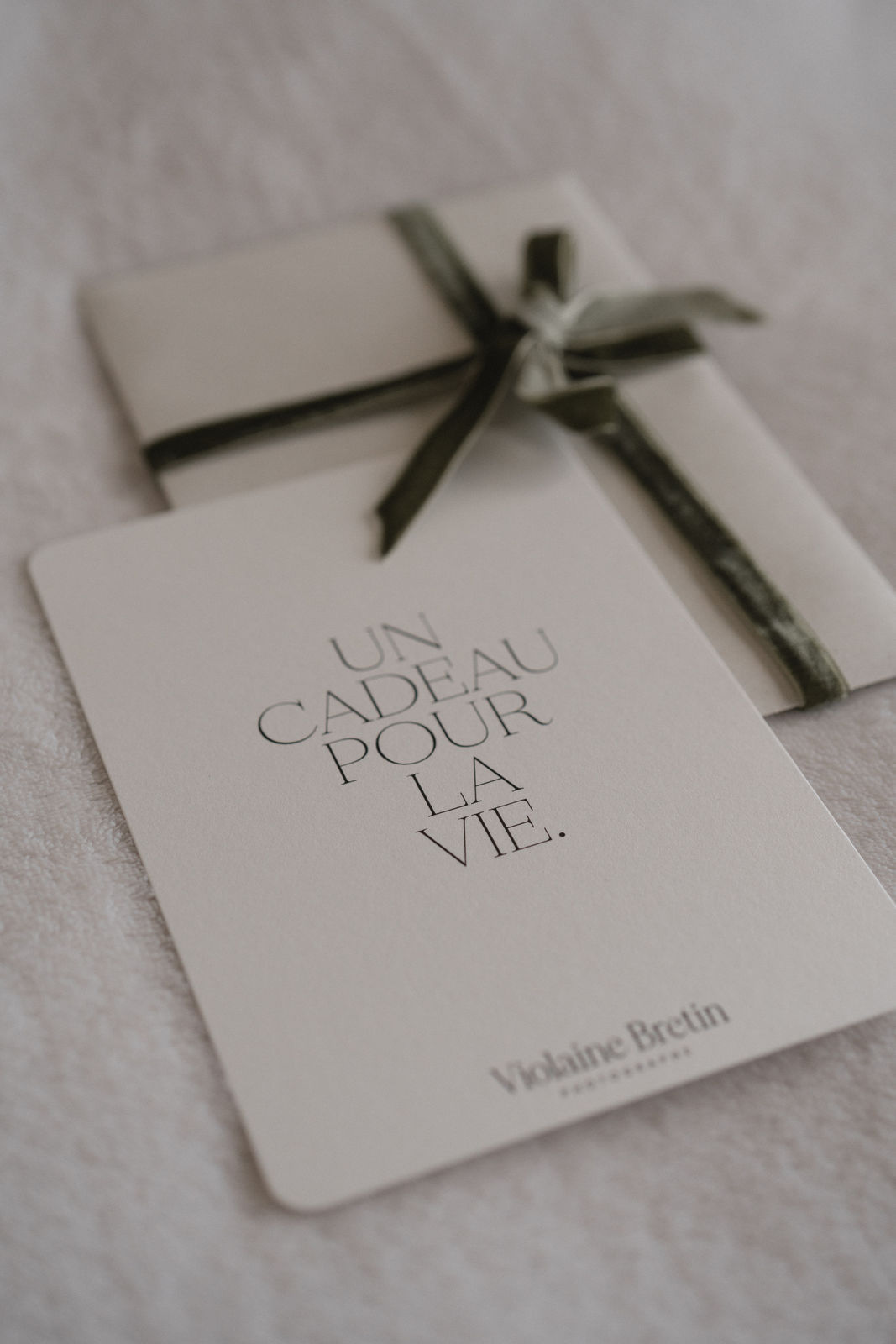 Carte cadeau Violaine Bretin posée devant son coffret