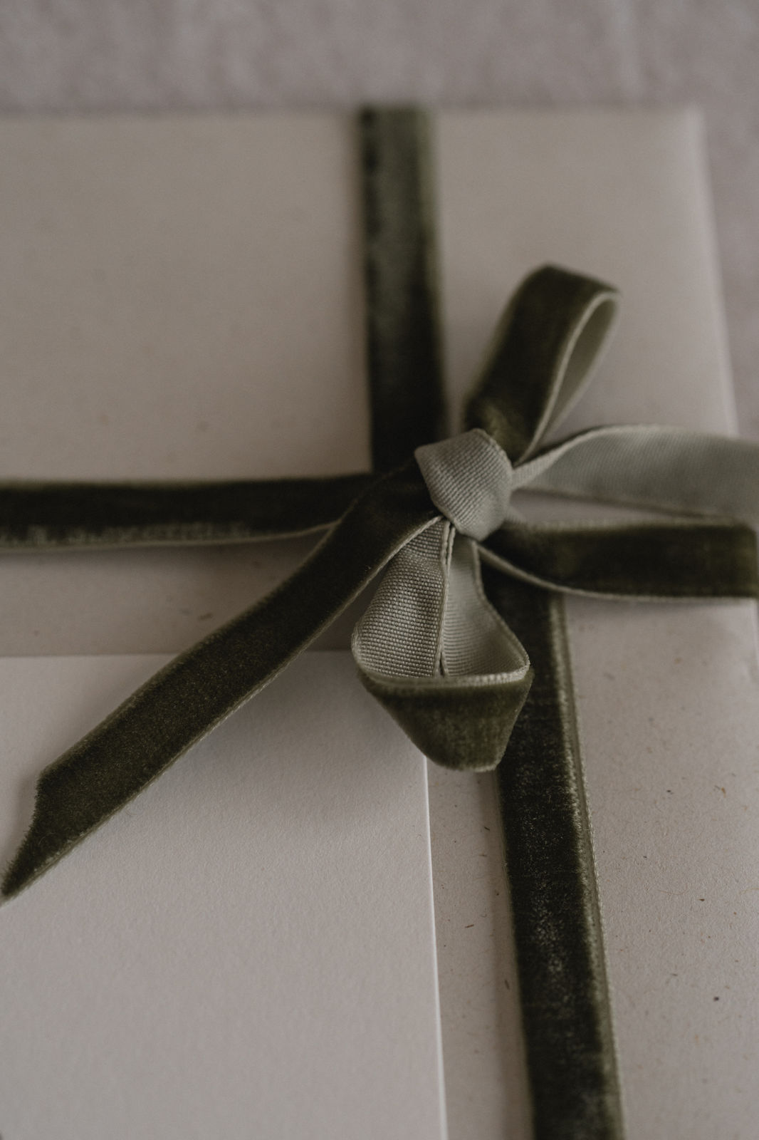 Coffret cadeau blanc fermé par un ruban vert