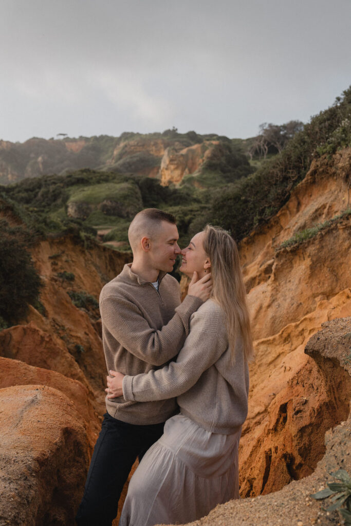 Couple enlacé devant les falaises oranges