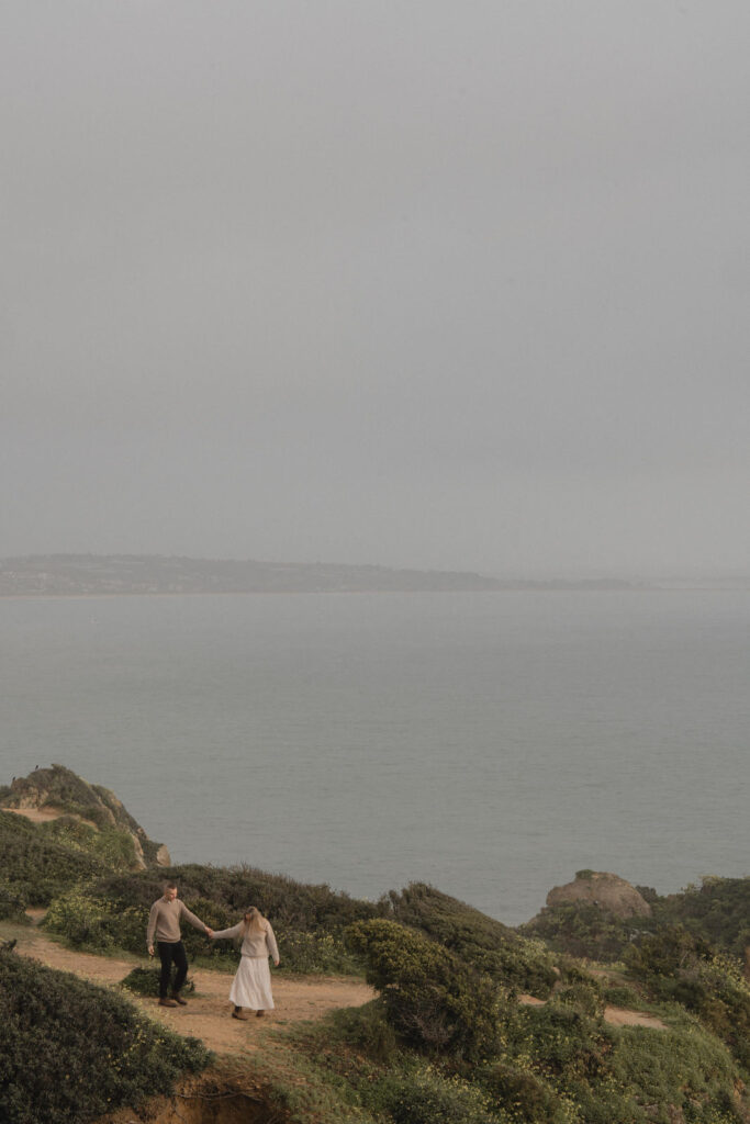 Couple marchant sur un sentier en bord de falaises