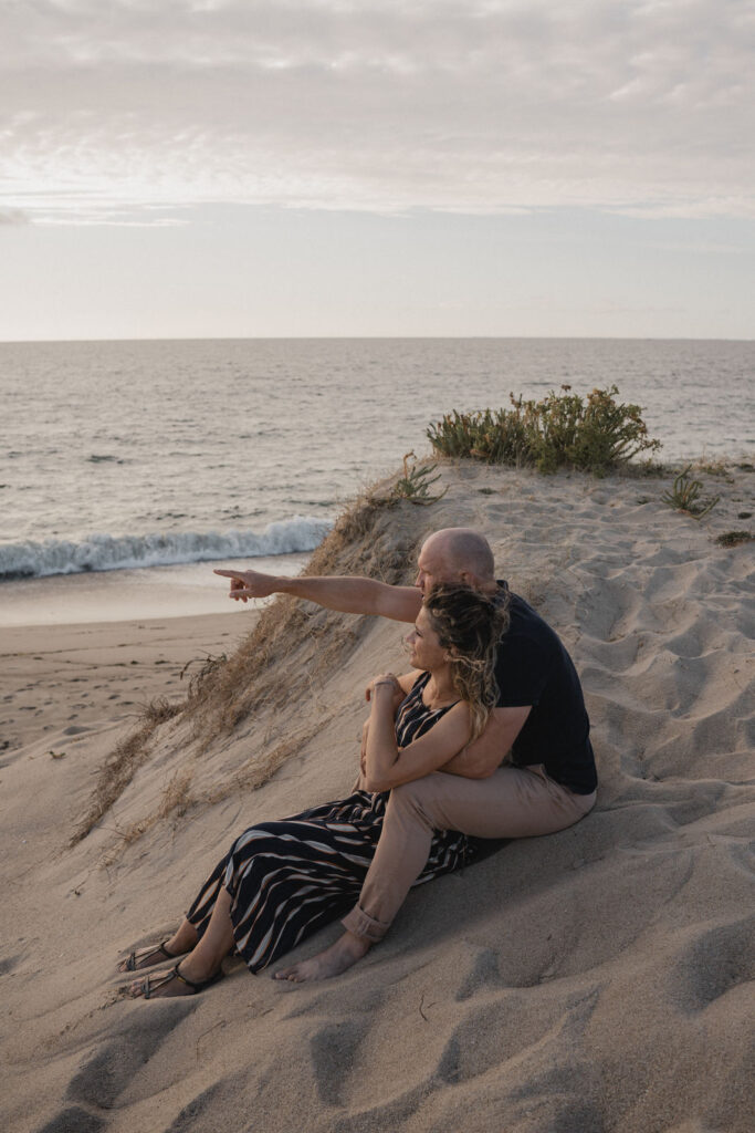 Moment de complicité dans les dunes au bord de l'océan