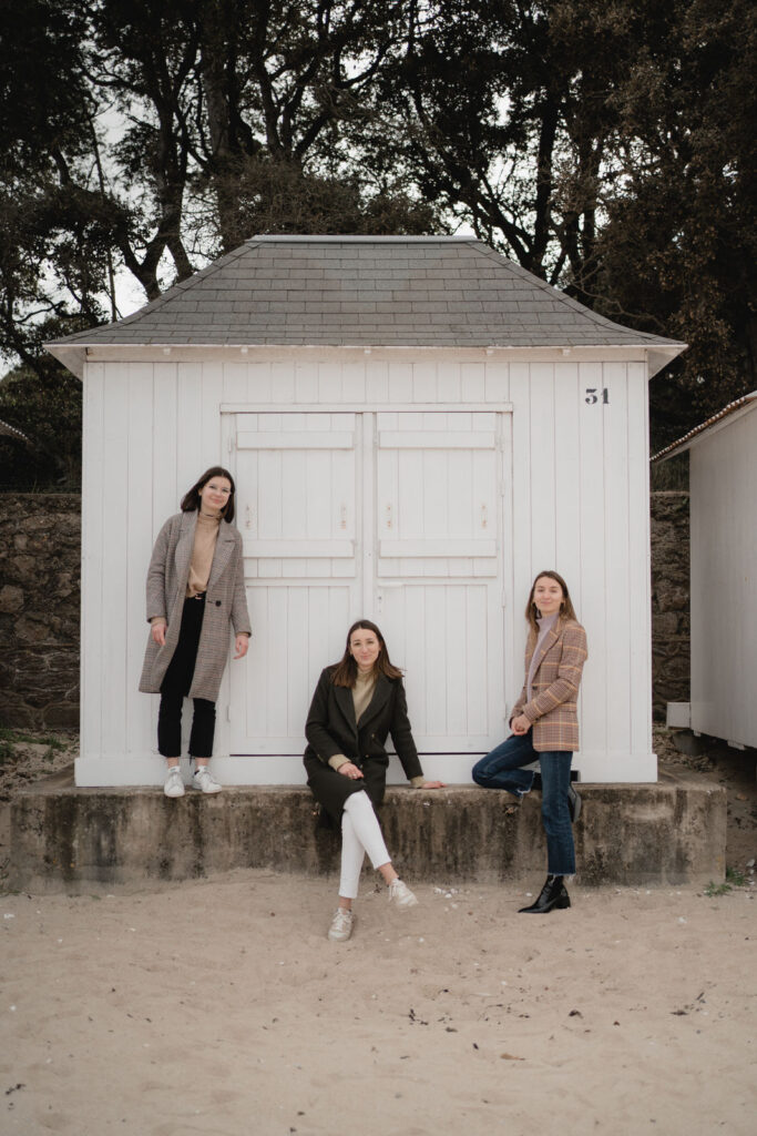Trois soeurs devant une petite cabane blanche sur la plage des Dames de Noirmoutier en L'Île.