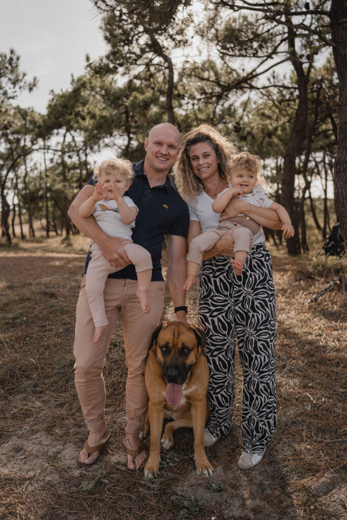 Parents avec leurs deux jeunes enfants et leur chien