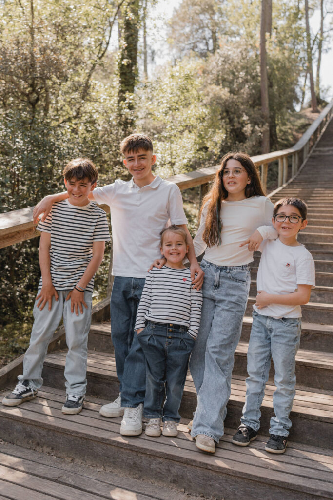 Les cousins réunis pour un portrait de famille en extérieur