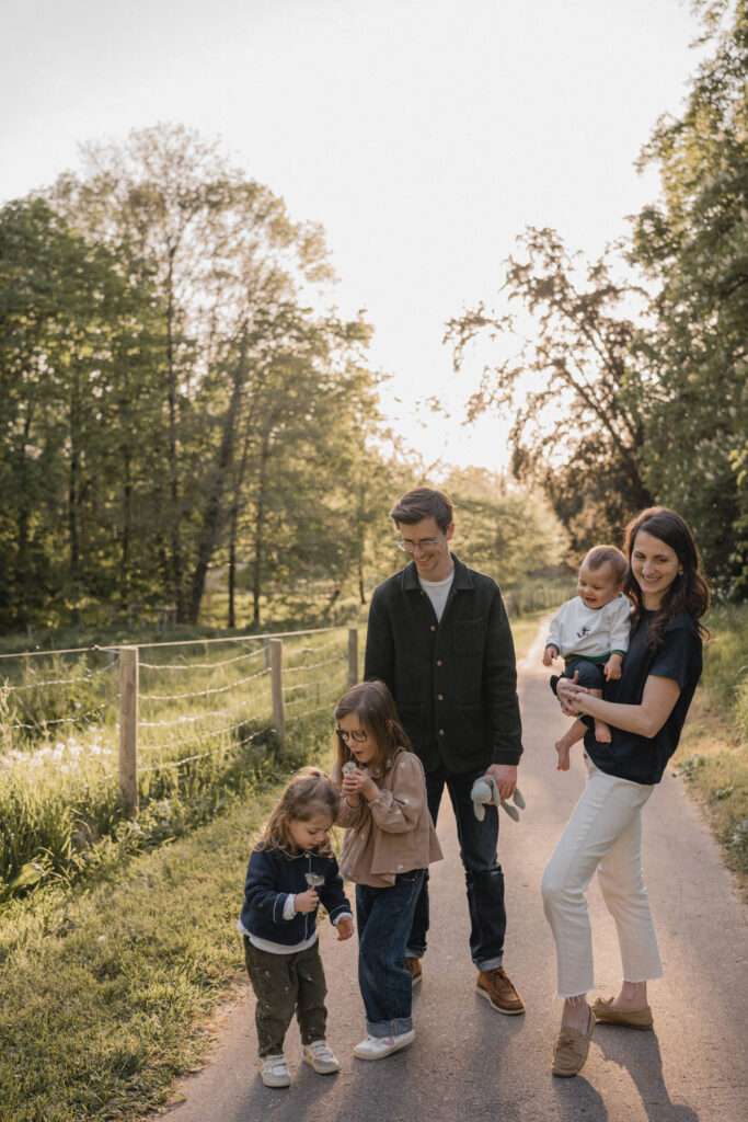 Parents marchant avec leurs trois enfants lors d'une balade en famille